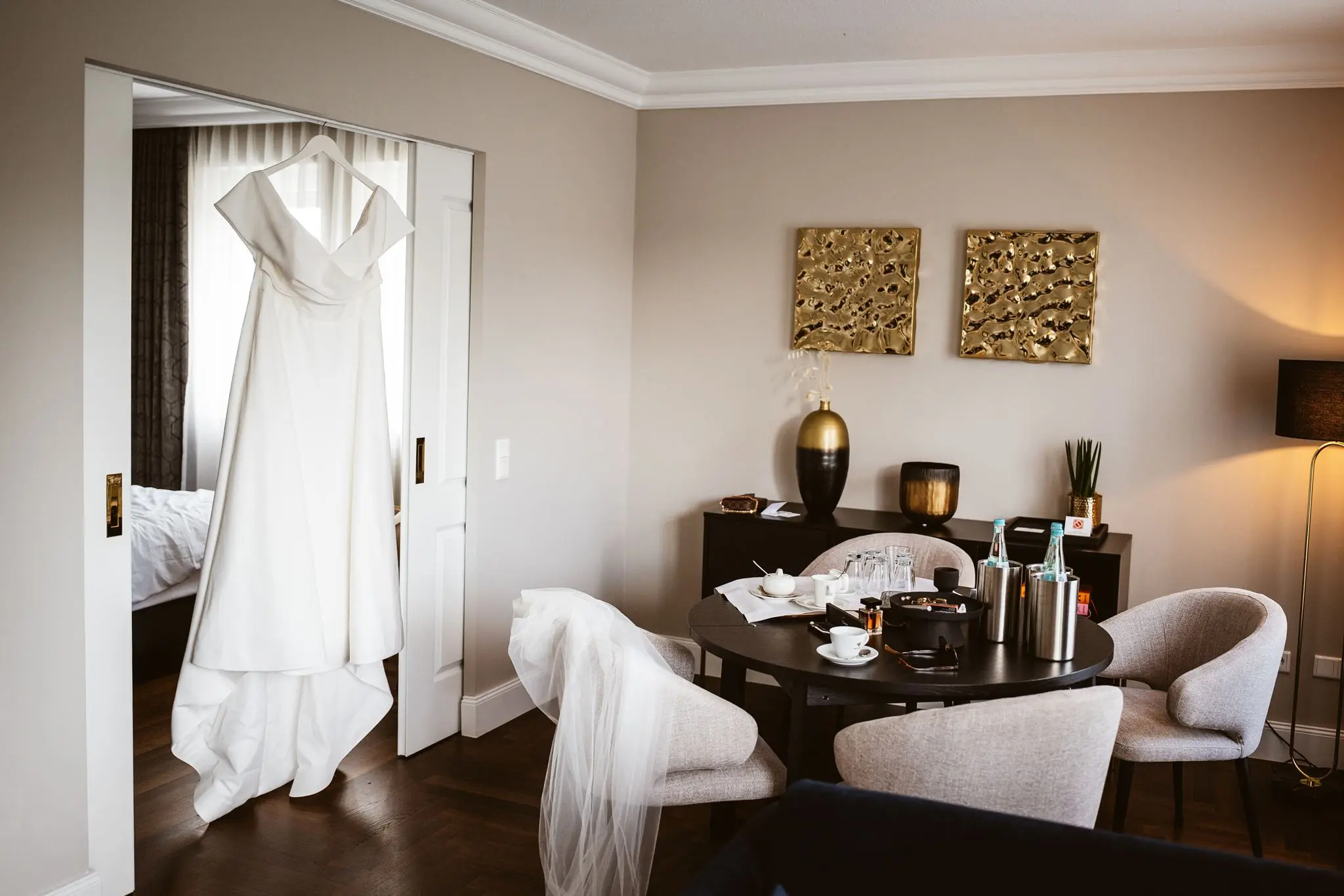 Das Hotelzimmer mit Brautkleid und Vorbereitungen