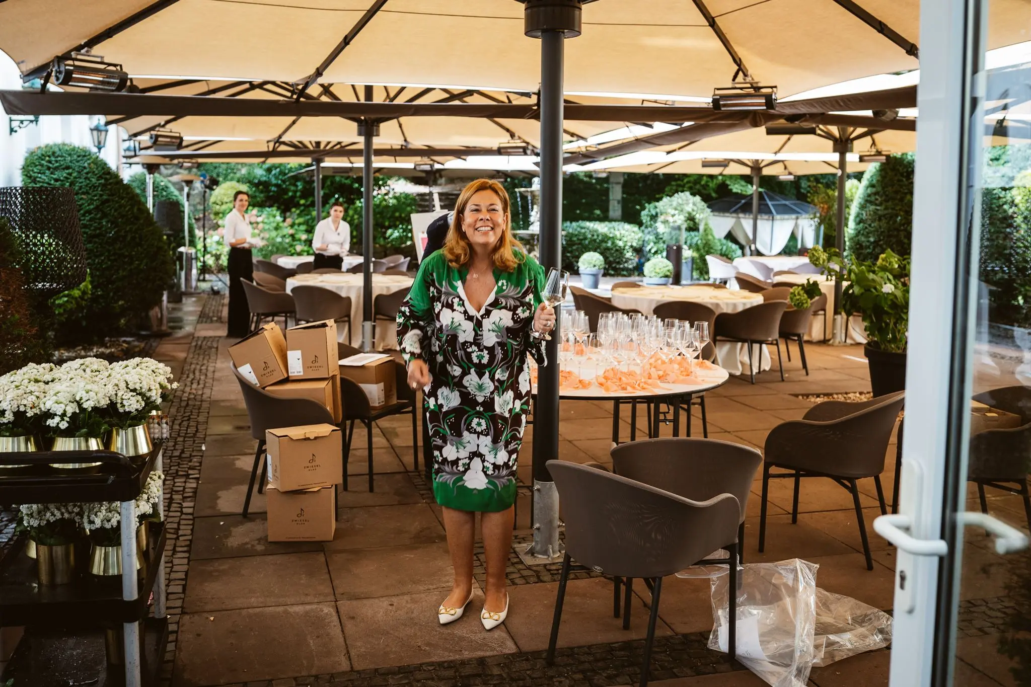 Das Team der Engelsburg bereitet den Innenhof für die Hochzeit vor