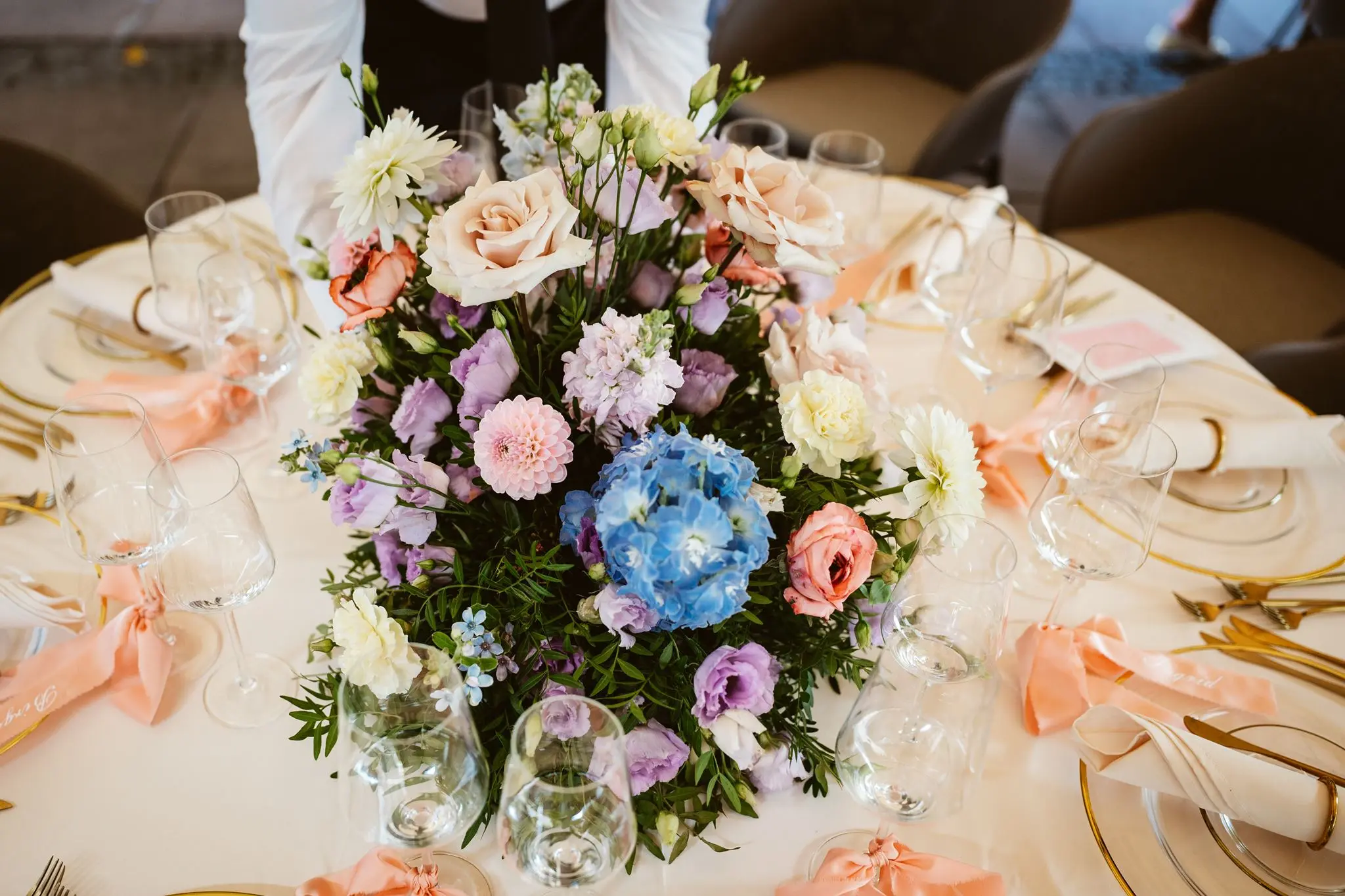 Blumen und gedeckter Tisch als Übergang in den Hochzeitstag
