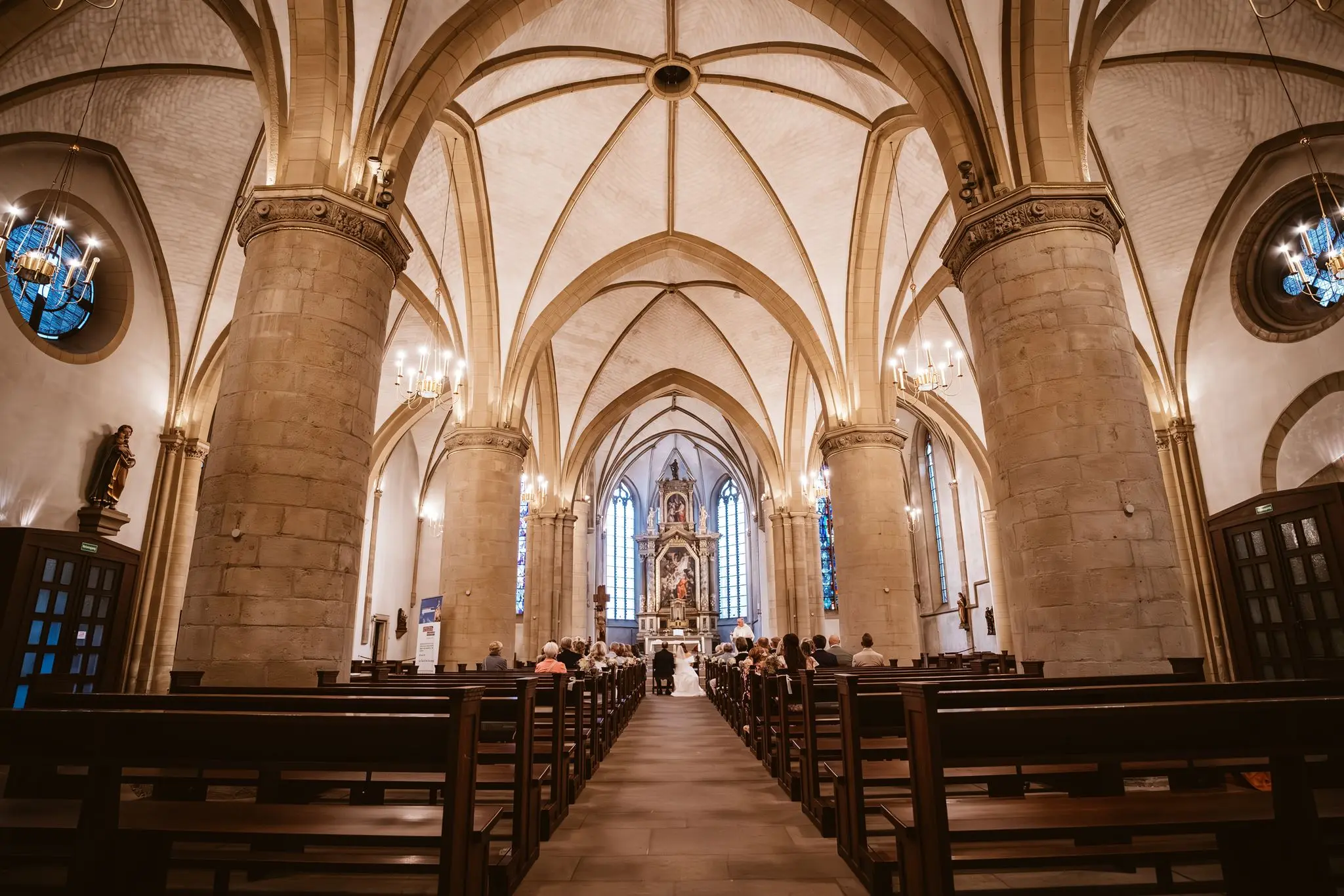 Weiter Blick durch die Kirche St. Peter in Recklinghausen