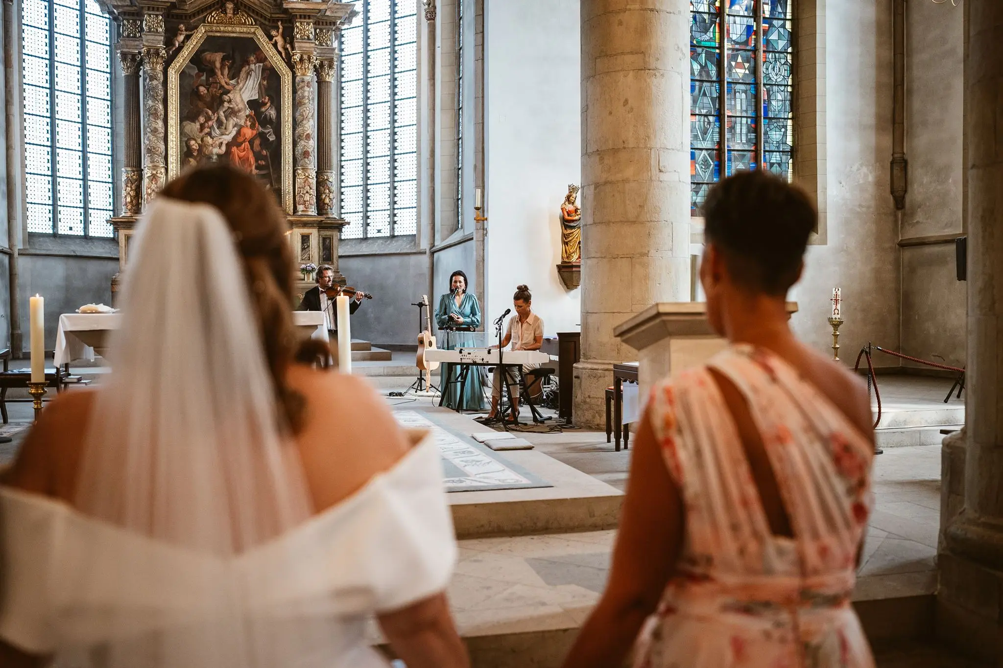 Ariane blickt während der Trauung durch den Kirchenraum