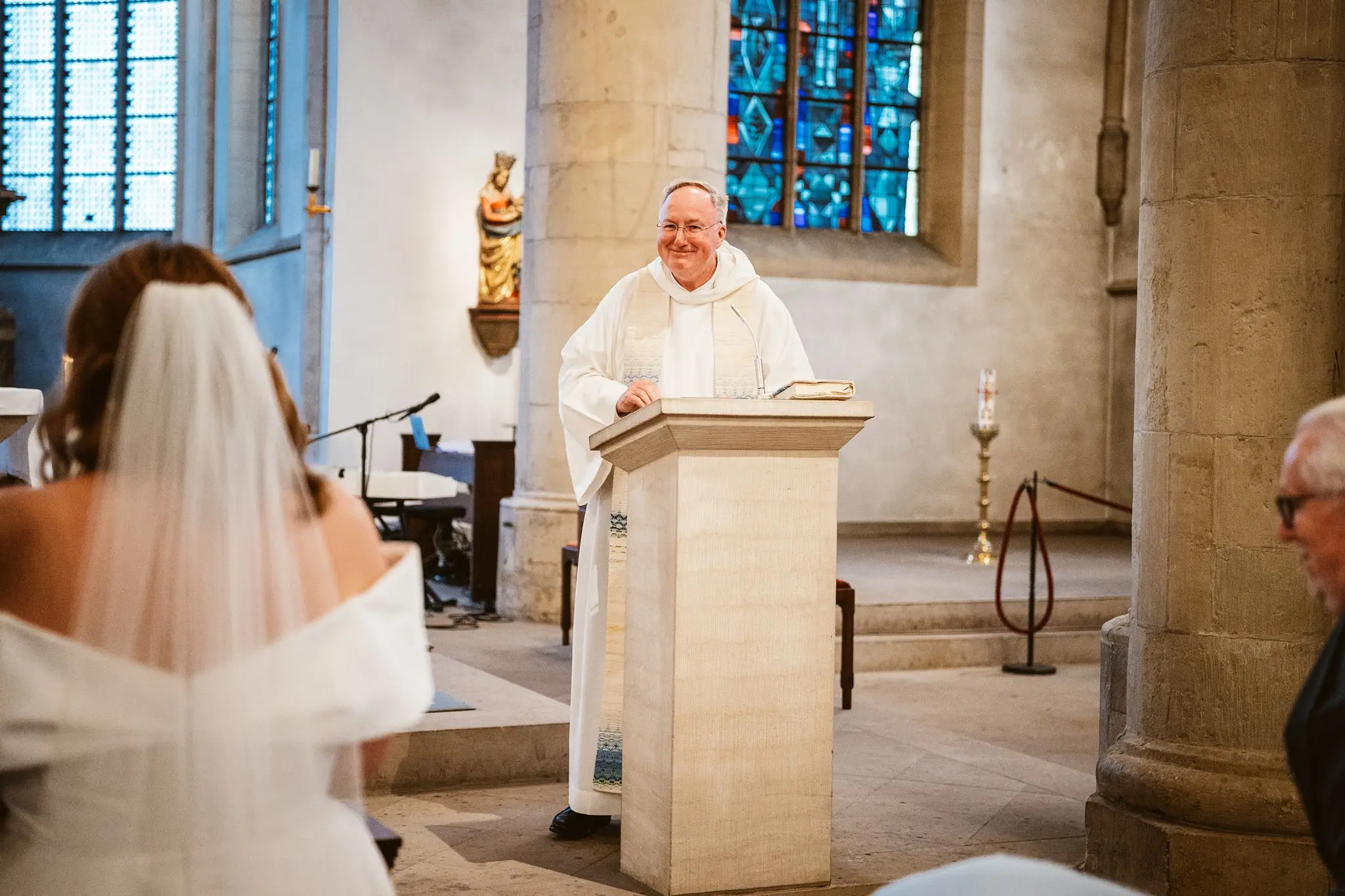 Der Priester während der Trauung von Ariane und Benjamin