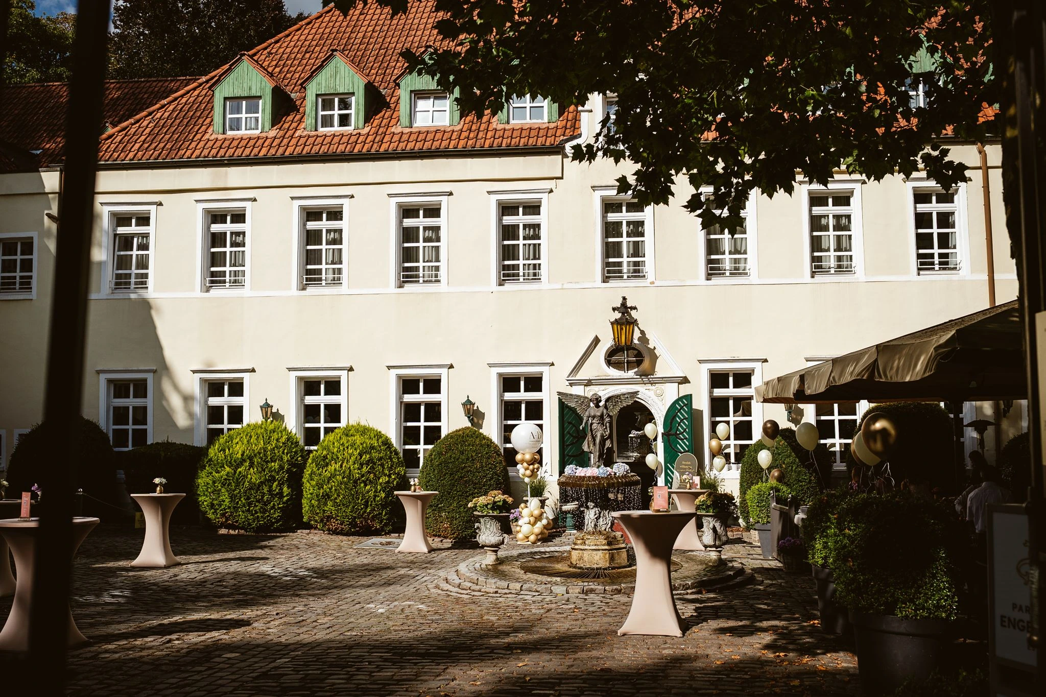 Sektempfang, Gäste und Törtchen in der Engelsburg