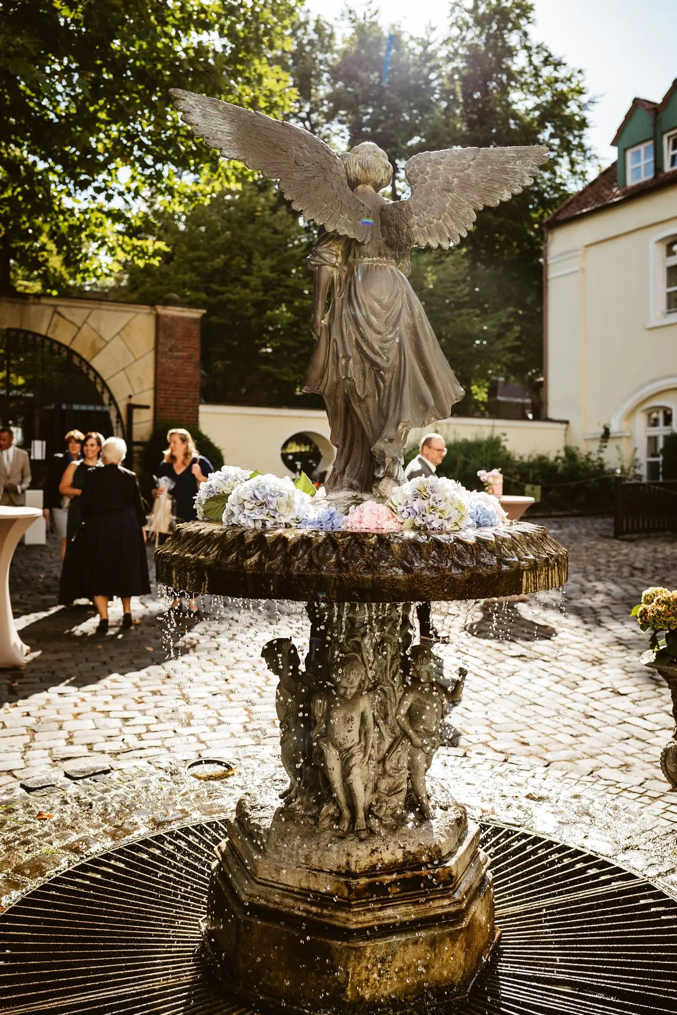 Ankommen zum Sektempfang im Innenhof der Engelsburg