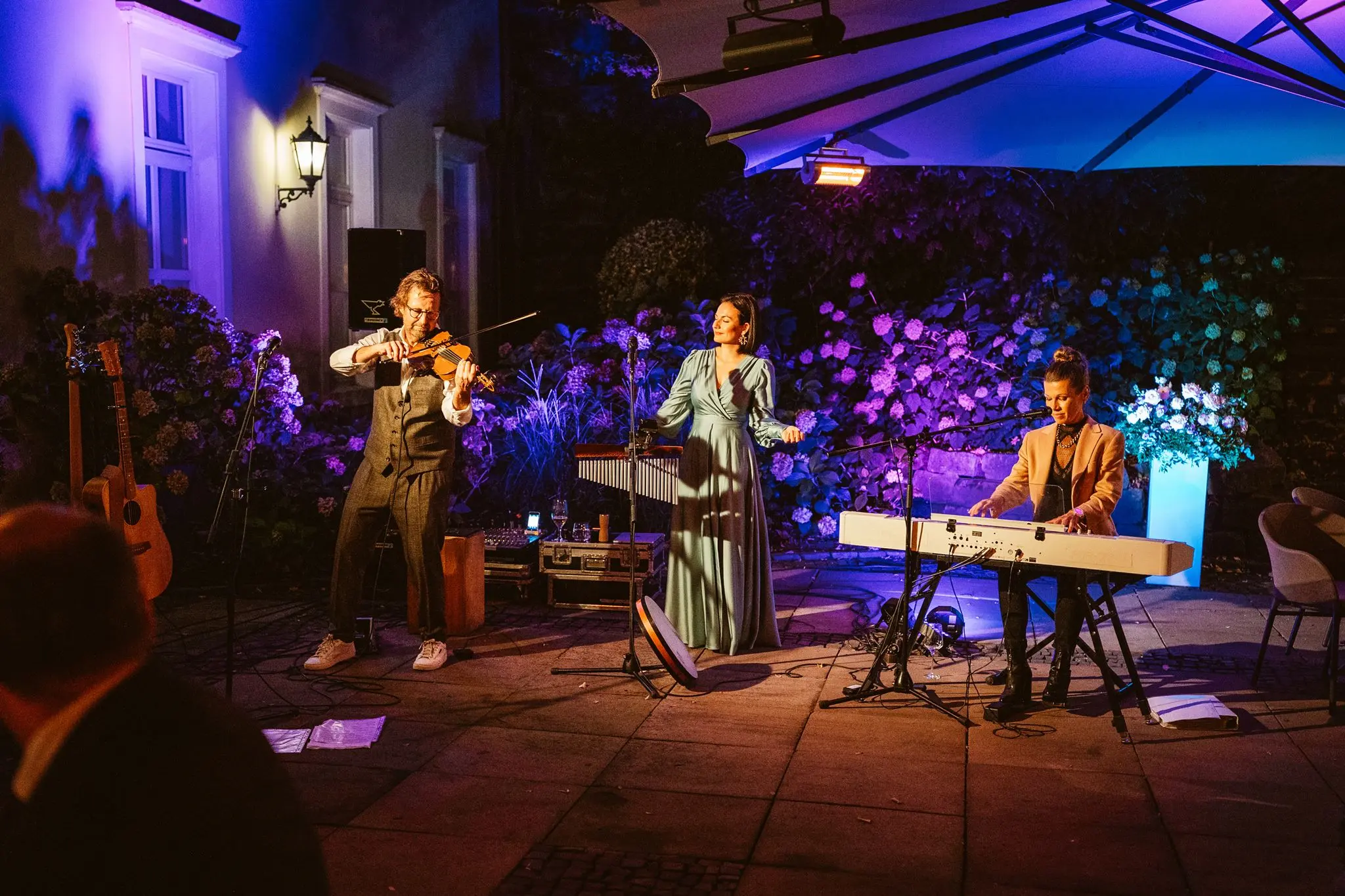 Bella Acoustic Vibes spielt am Abend im Innenhof der Engelsburg