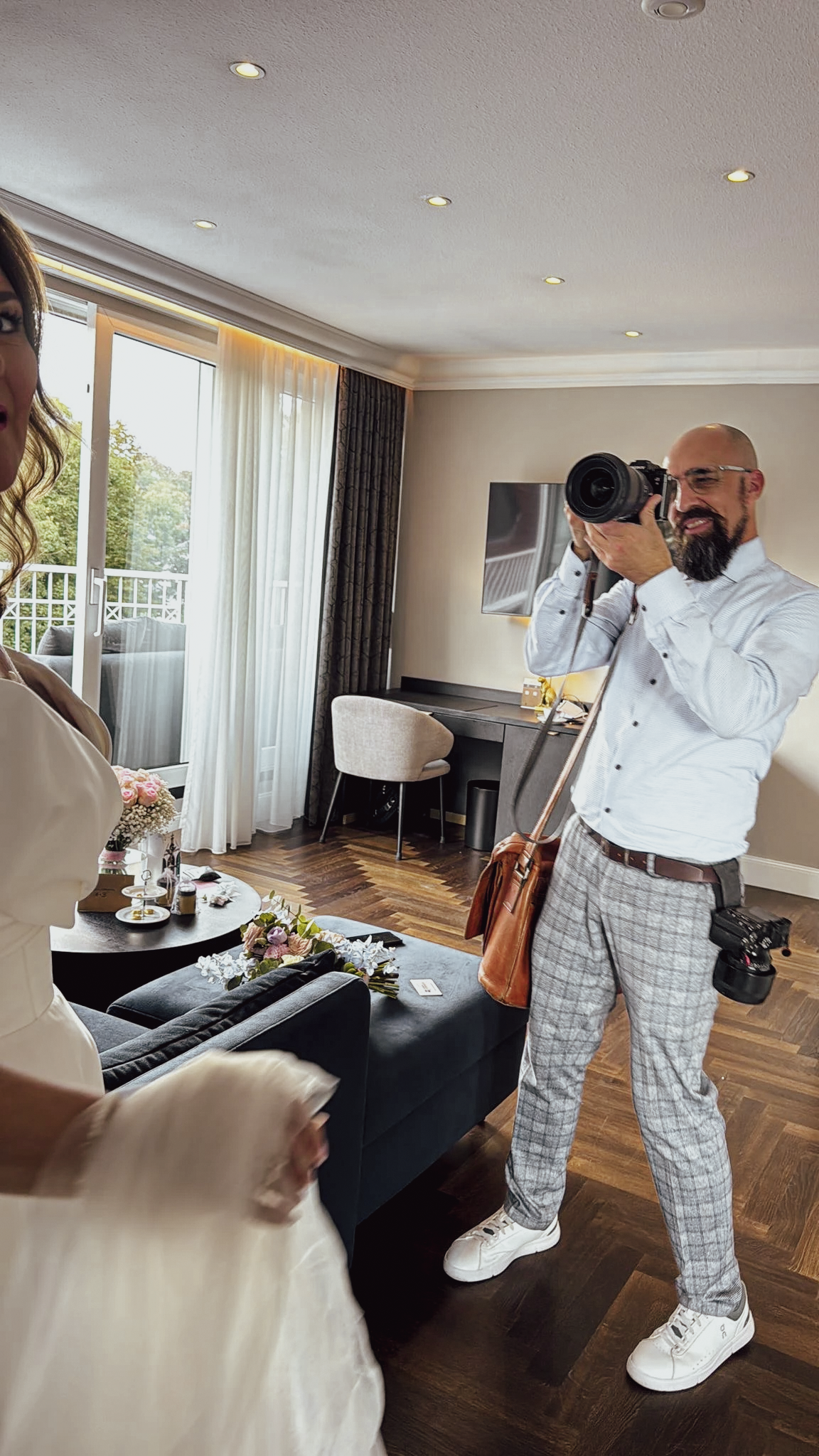 Marc repariert einen Knopf an Arianes Brautkleid