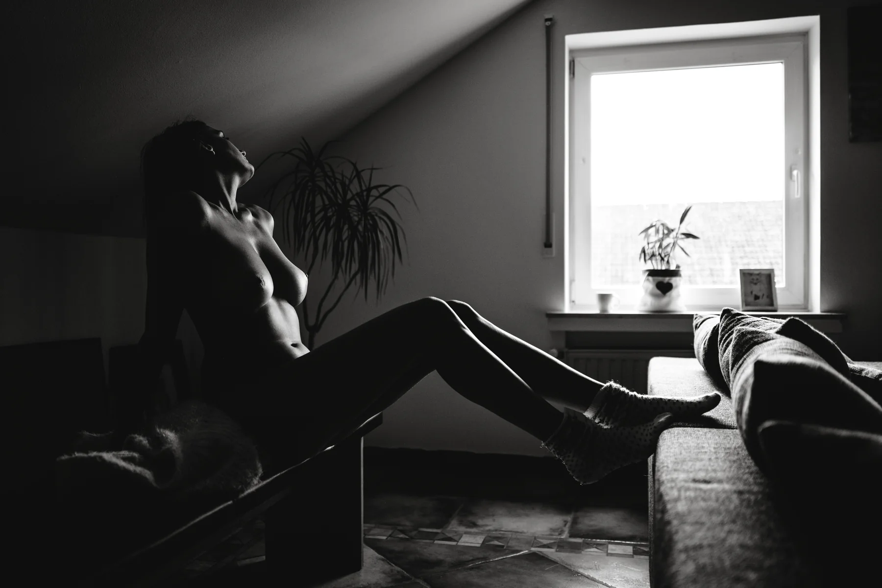 Boudoir-Porträt als Silhouette am Fenster