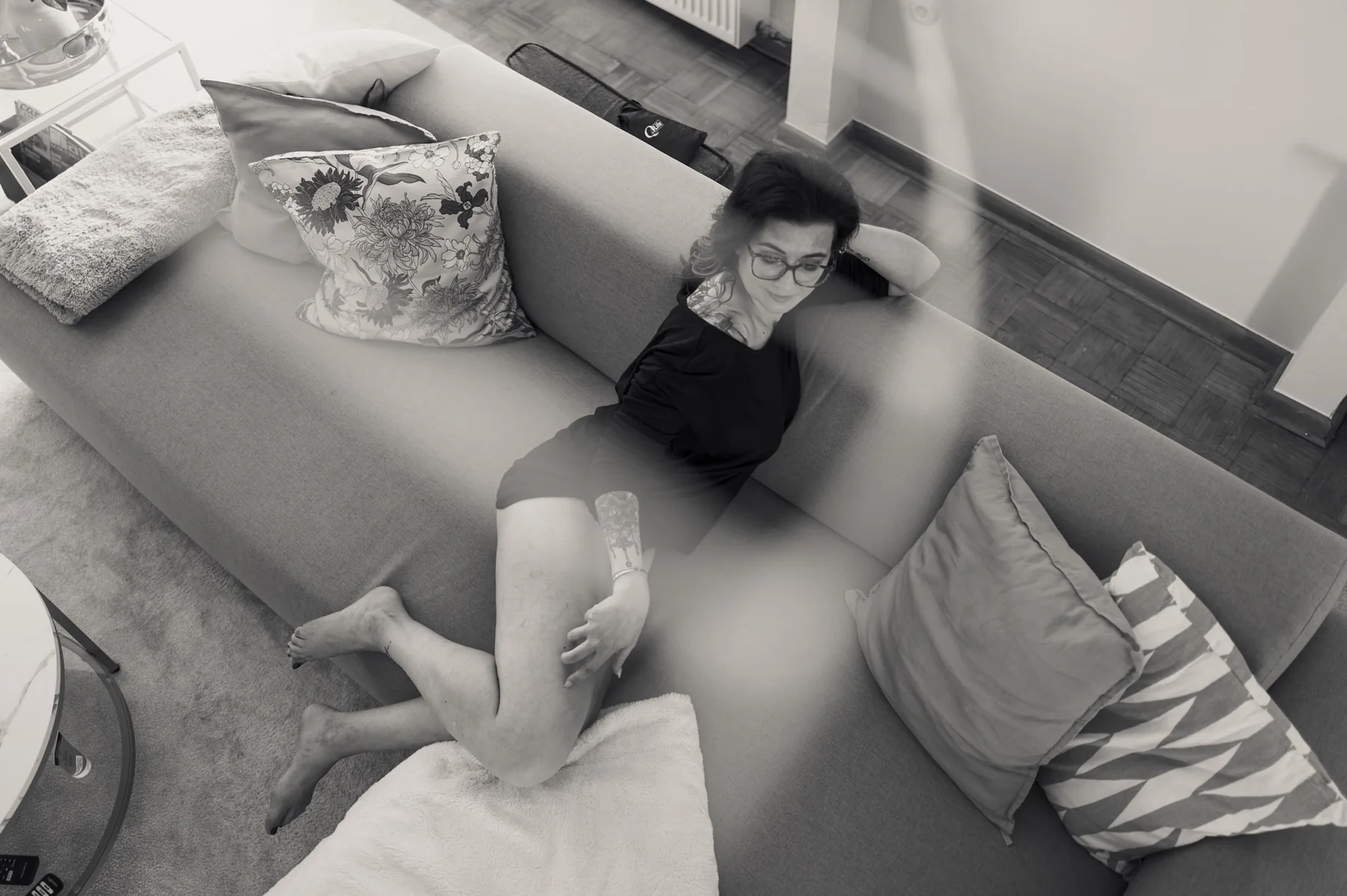 Boudoir-Aufnahme einer Frau auf dem Sofa