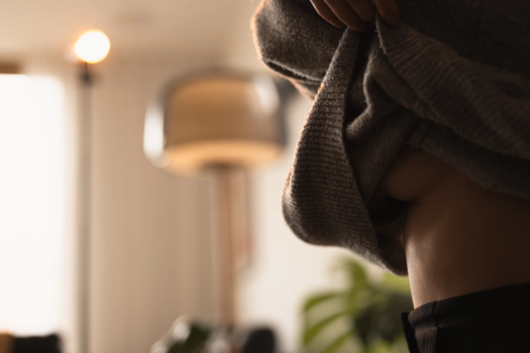 Boudoir-Detailaufnahme in warmer Lichtstimmung