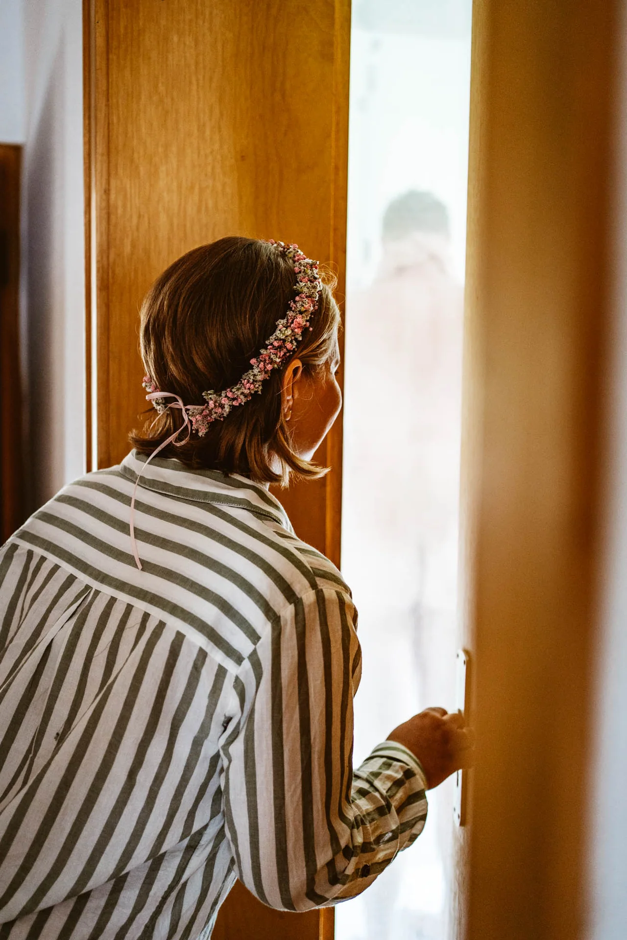 Blick in ein Zimmer während der Hochzeitsvorbereitung