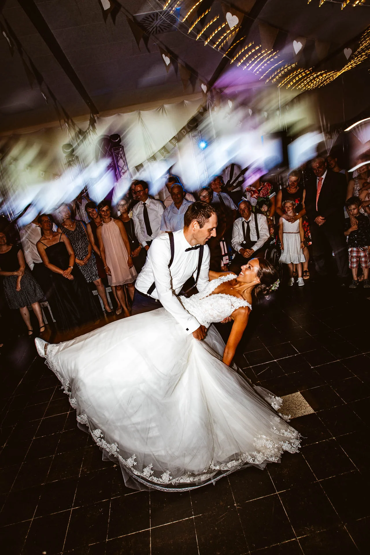 Braut wirbelt beim Hochzeitstanz durch den Festsaal