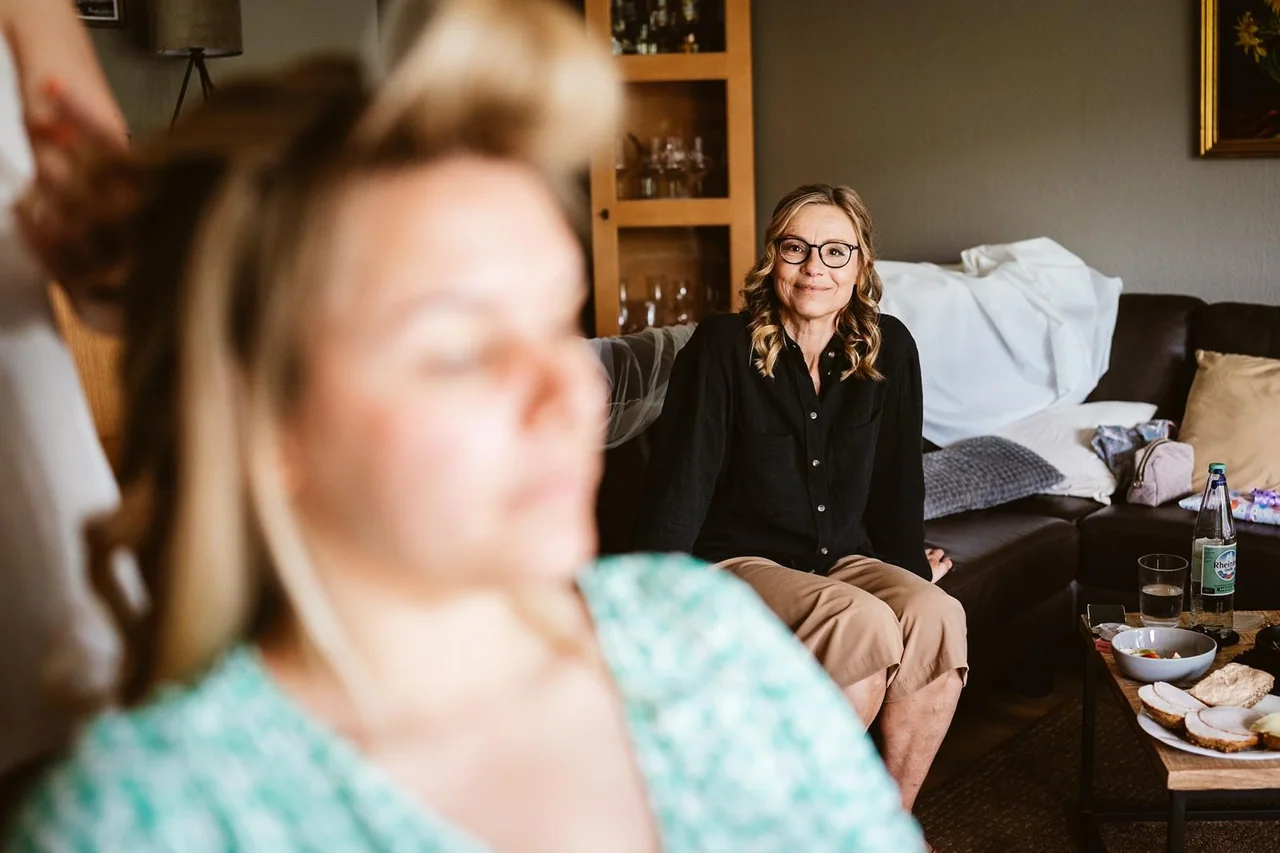 Gast beobachtet die Vorbereitungen im Zimmer
