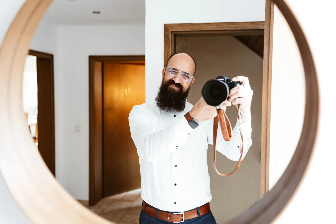 Marc Zähler mit der Kamera im Spiegel bei einer Hochzeit