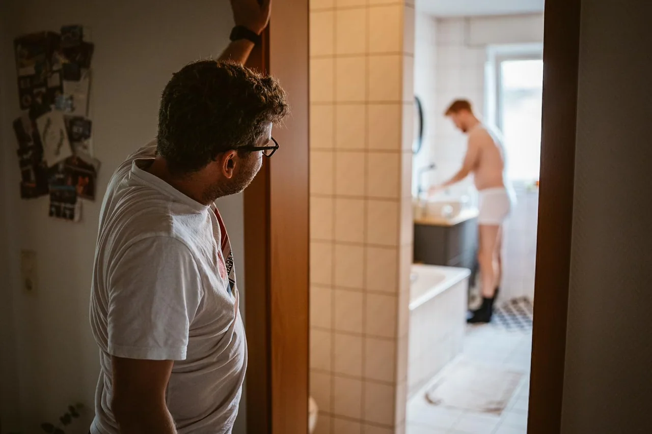 Zwei Menschen begegnen sich an einer Zimmertür