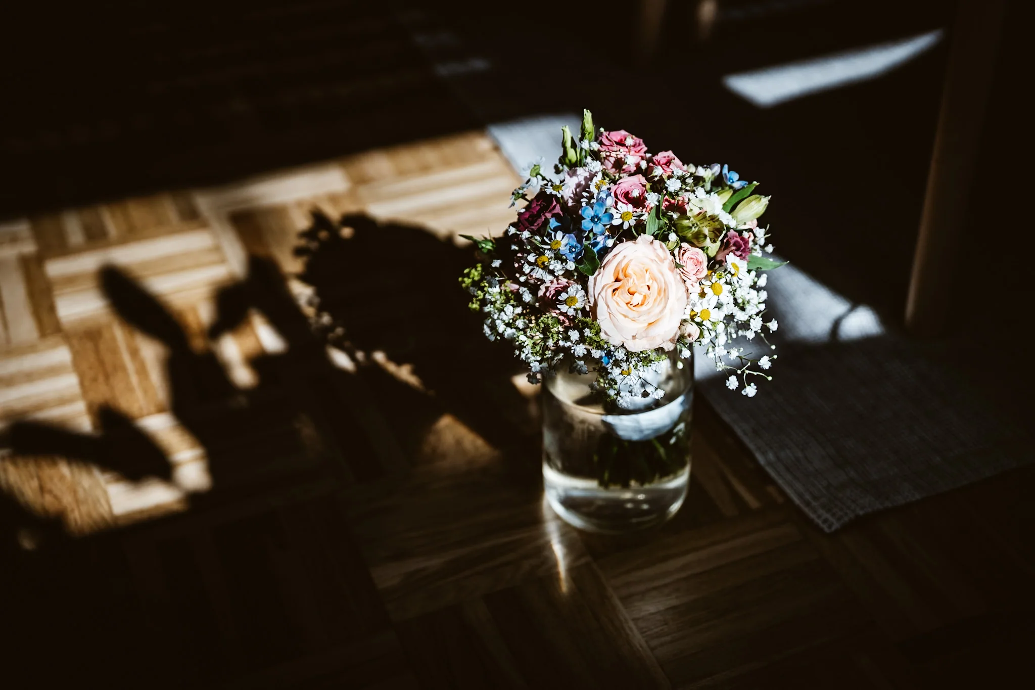 Blumen im Licht eines Hochzeitsmorgens