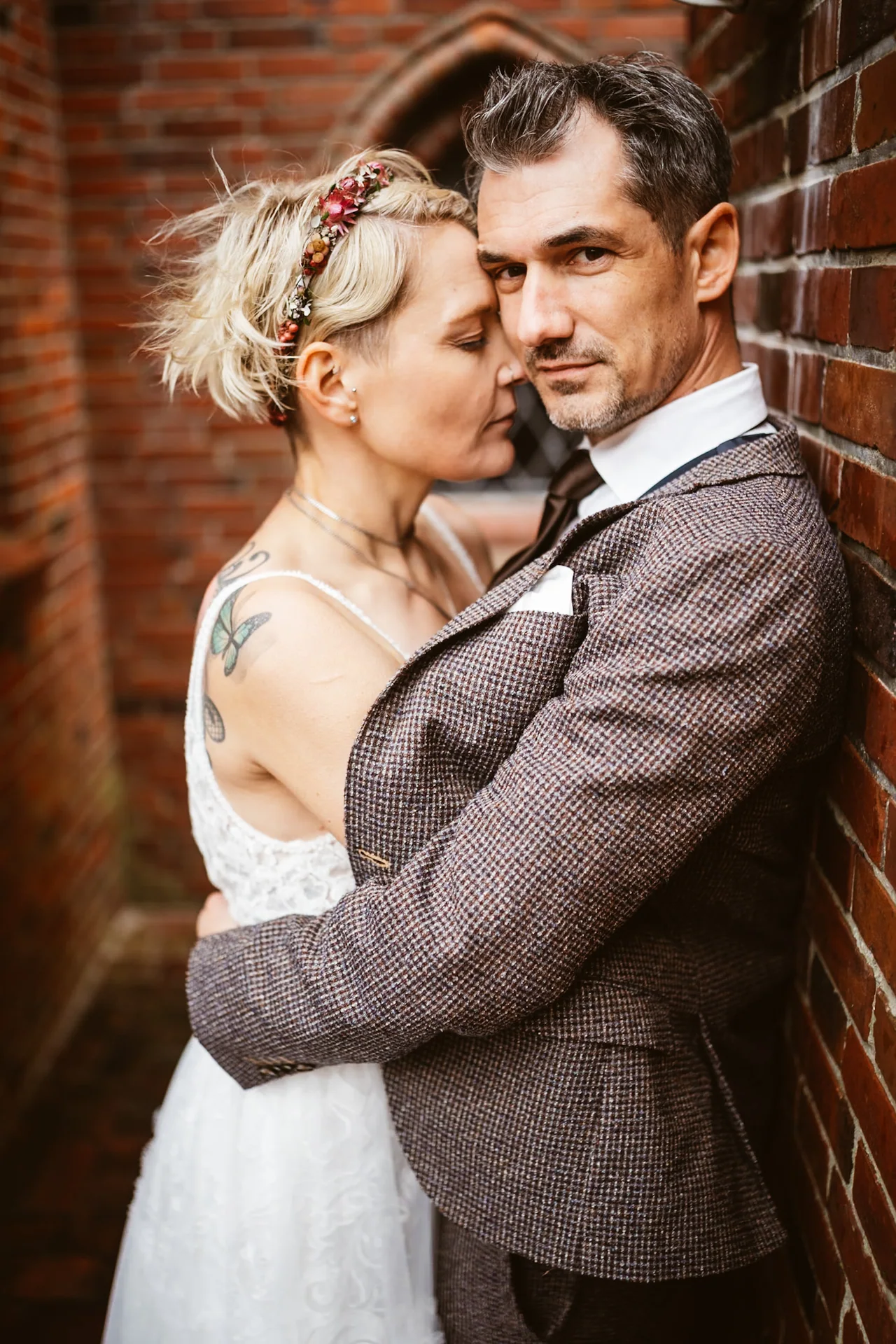 Mella und Christoph umarmen sich am Ende des Tages