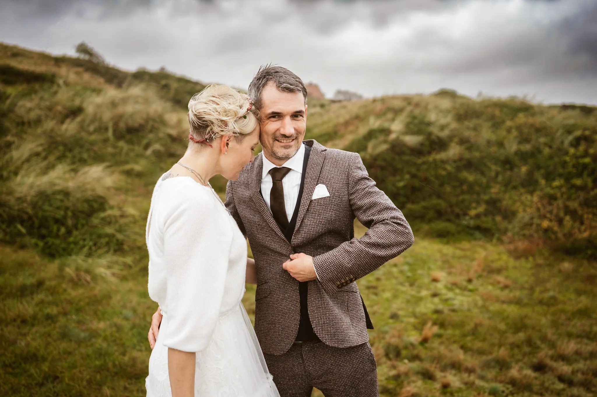 Mella und Christoph lachen im Wind