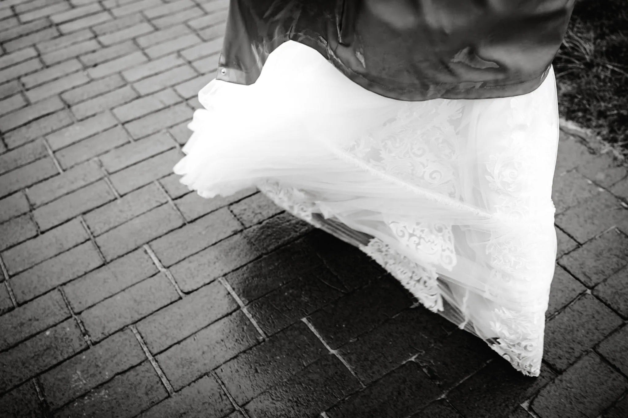 Brautkleid auf nassem Kopfsteinpflaster