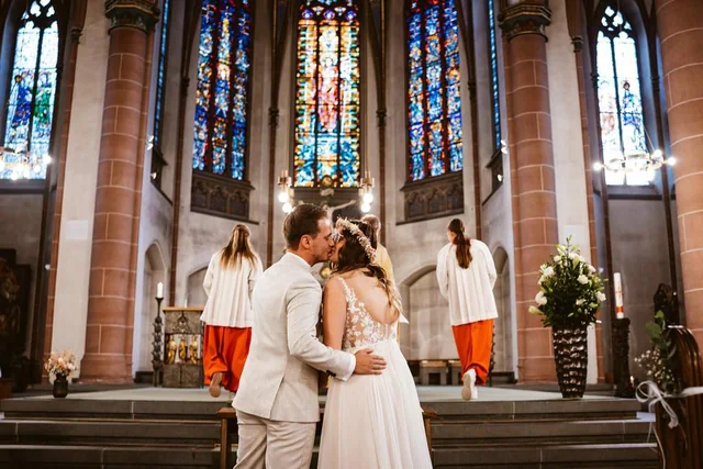 Trauung mit Gästen in der Kirche