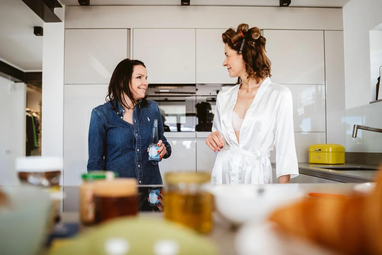 Braut und vertraute Frau sprechen in der Küche