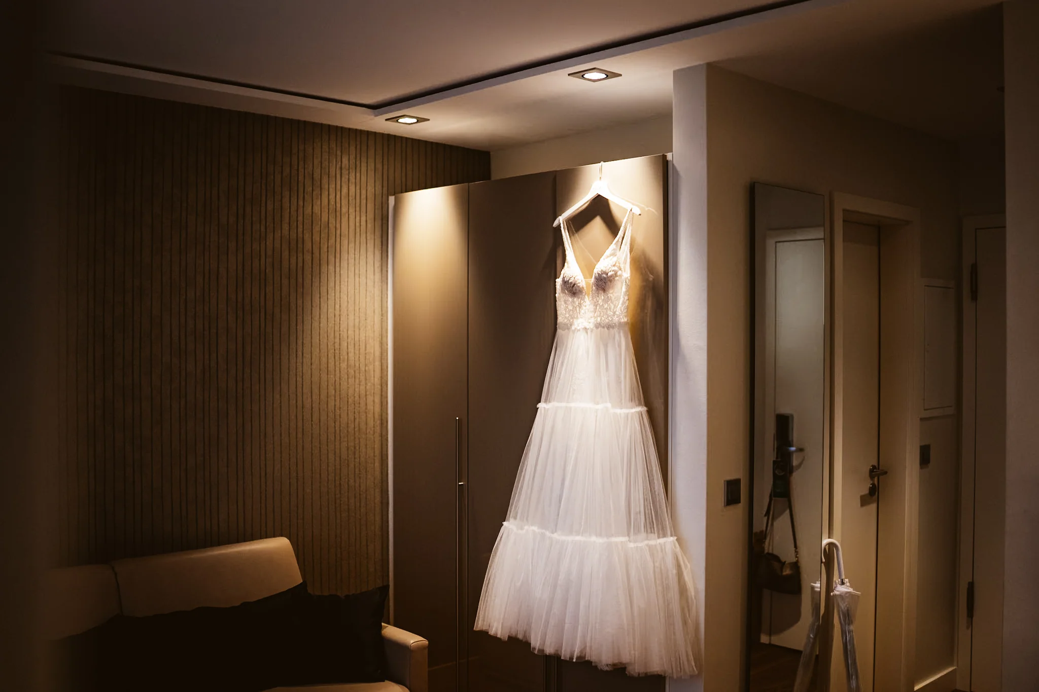 Brautkleid hängt im Hotelzimmer auf Langeoog