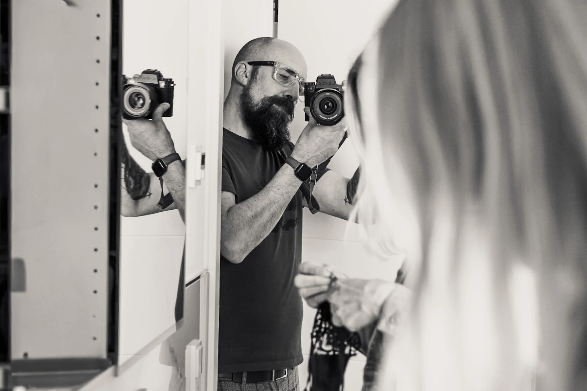 Marc fotografiert mit zwei Kameras während eines Hochzeitstags