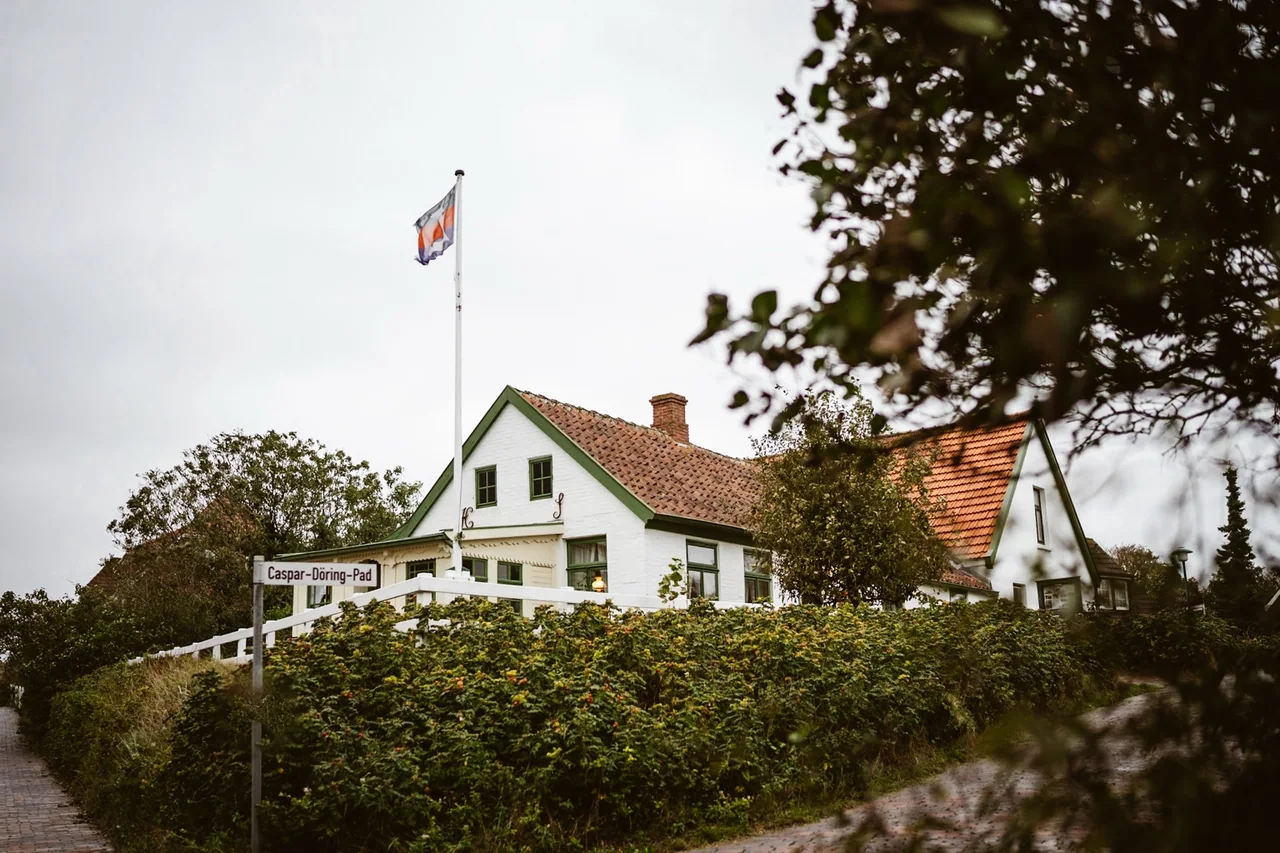 Gebäude auf Langeoog an einem grauen Tag