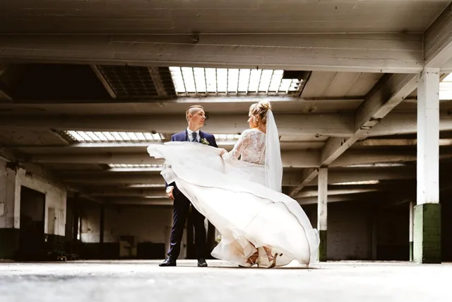 Braut bewegt ihr Kleid in einer leeren Halle