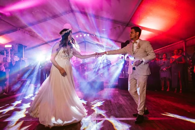 Paula und Julius tanzen unter farbigem Partylicht