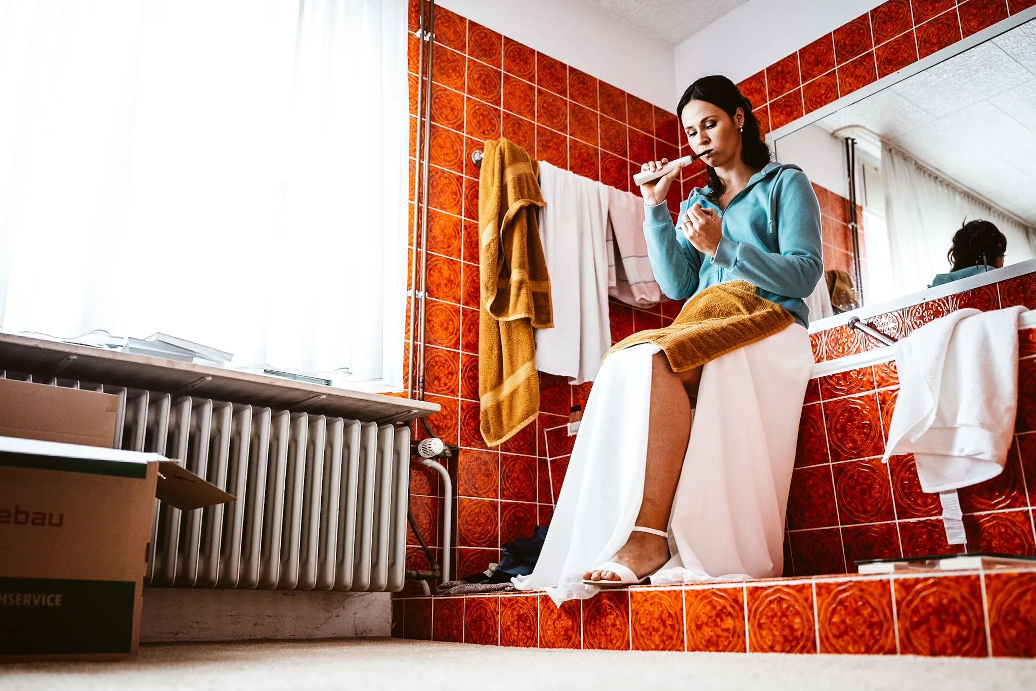 Michelle im Bademantel während der Pause