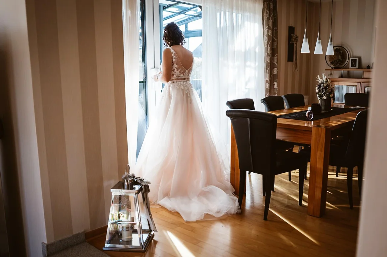 Ricarda im Brautkleid am Fenster