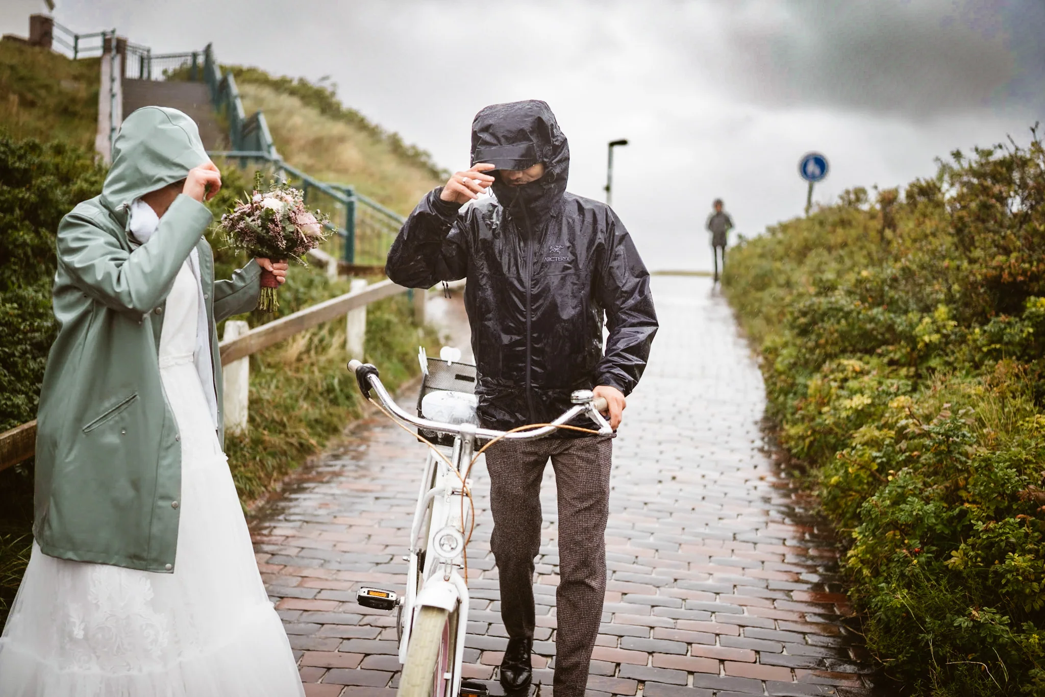 Mella und Christoph mit Regenjacken und Fahrrädern