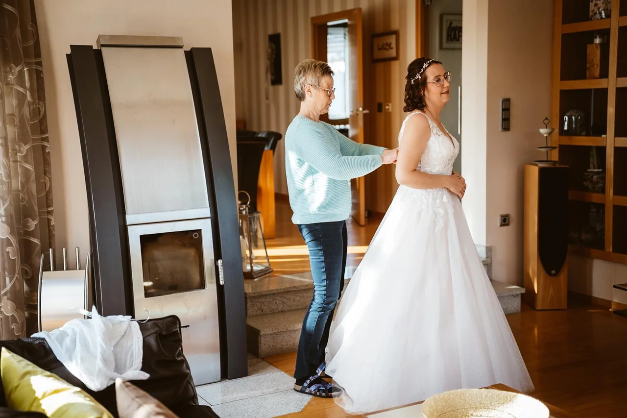 Ricardas Mutter hilft ihr beim Brautkleid