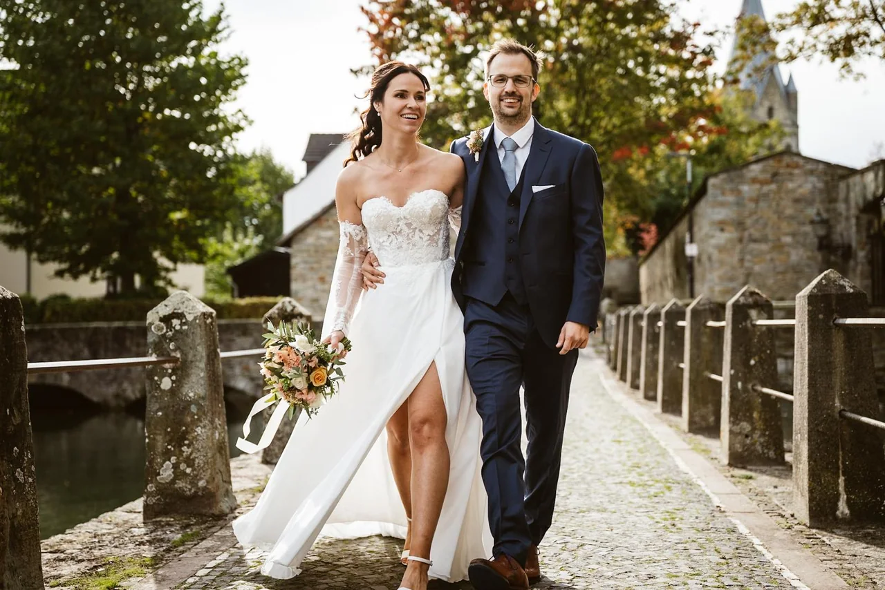 Michelle und Dominic gehen an der historischen Architektur entlang