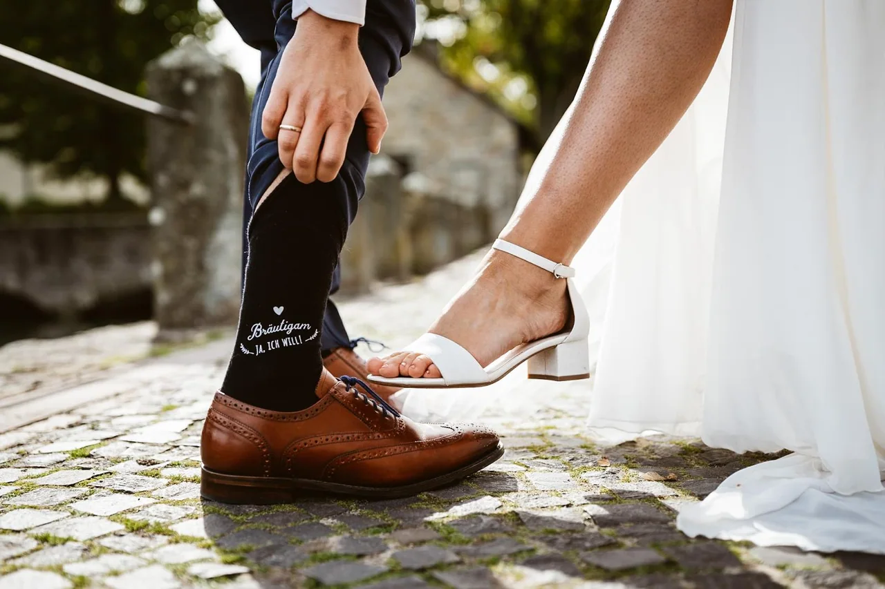 Michelle und Dominic gehen gemeinsam, Schuhe im Bild