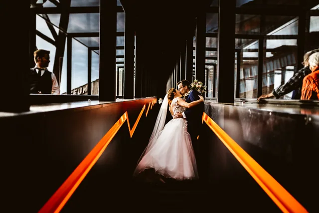 Hochzeitspaar in einer außergewöhnlichen architektonischen Perspektive