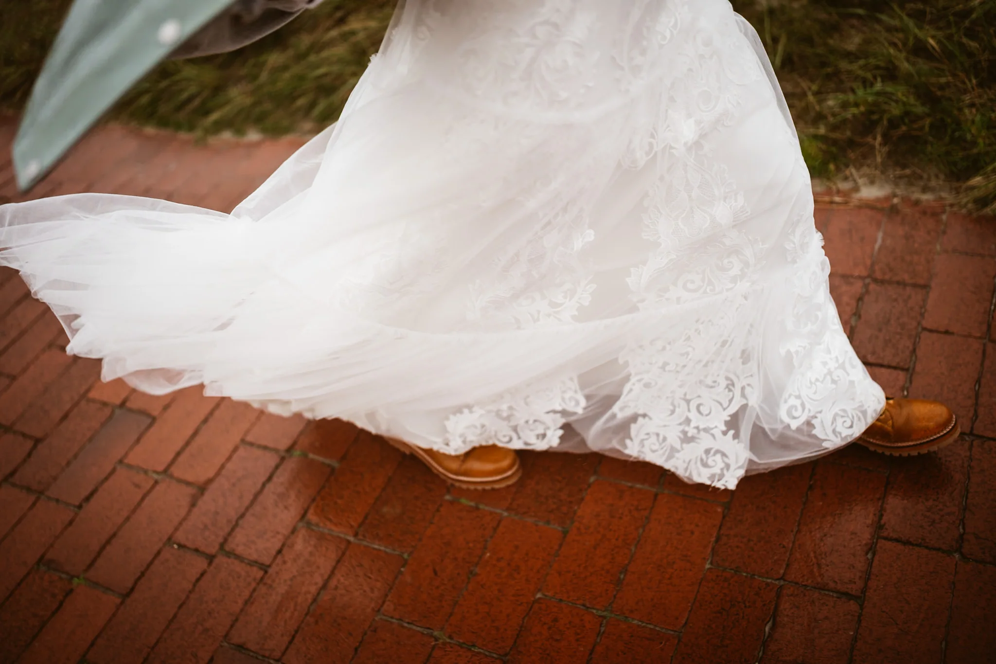 Brautkleid auf den regennassen Pflastersteinen auf Langeoog
