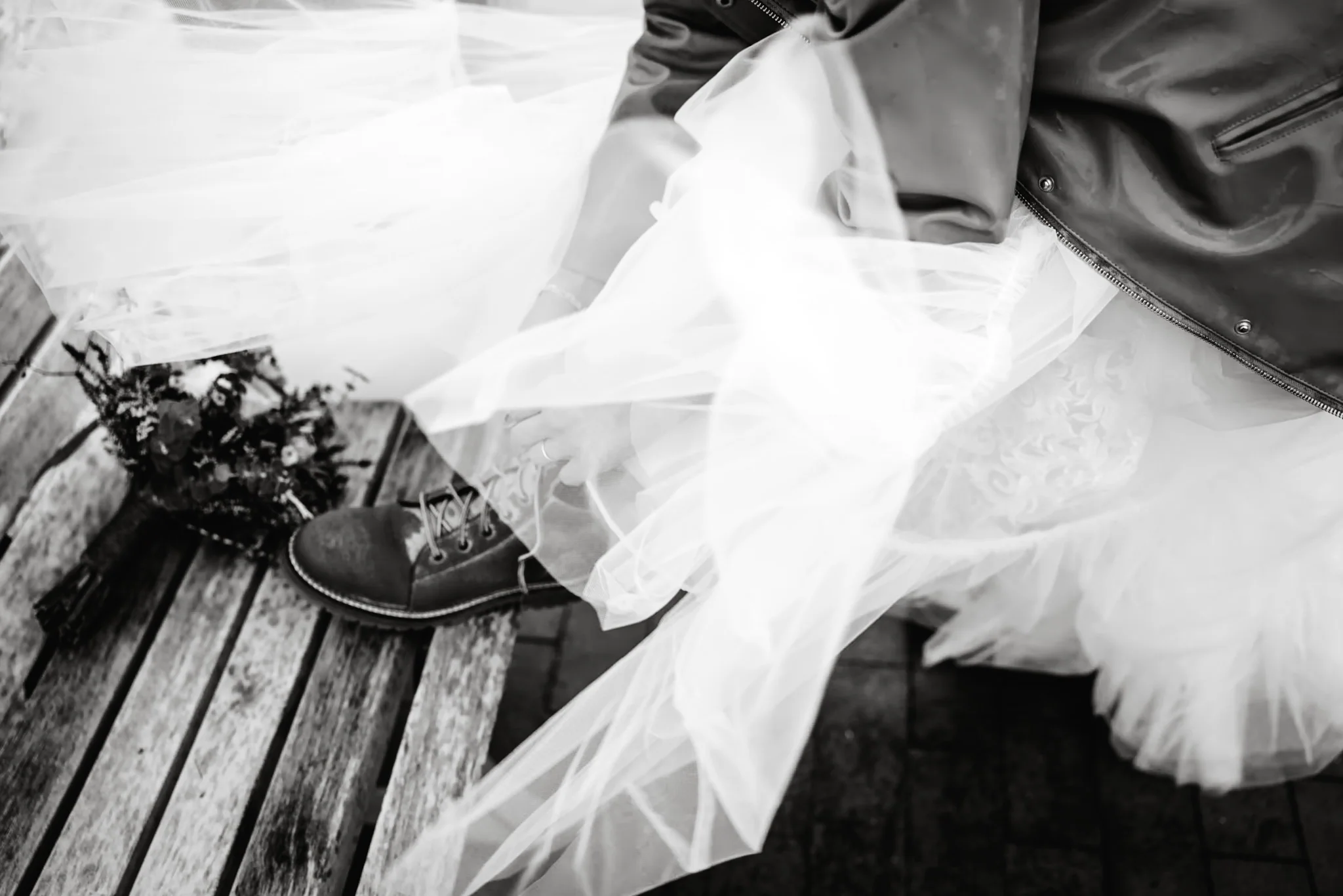 Brautkleid und Schuhe im Regenwetter