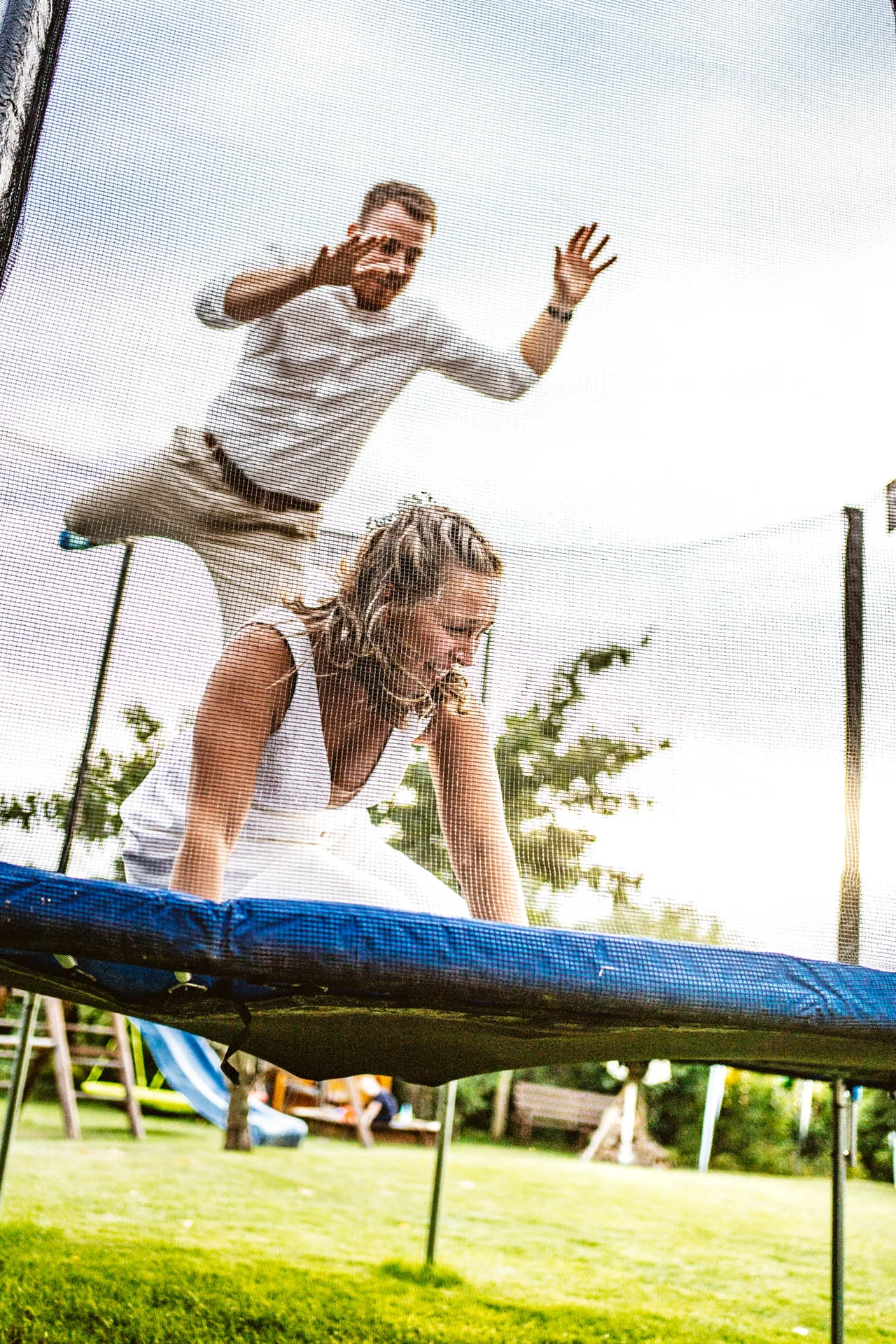 Gäste springen ausgelassen auf einem Trampolin