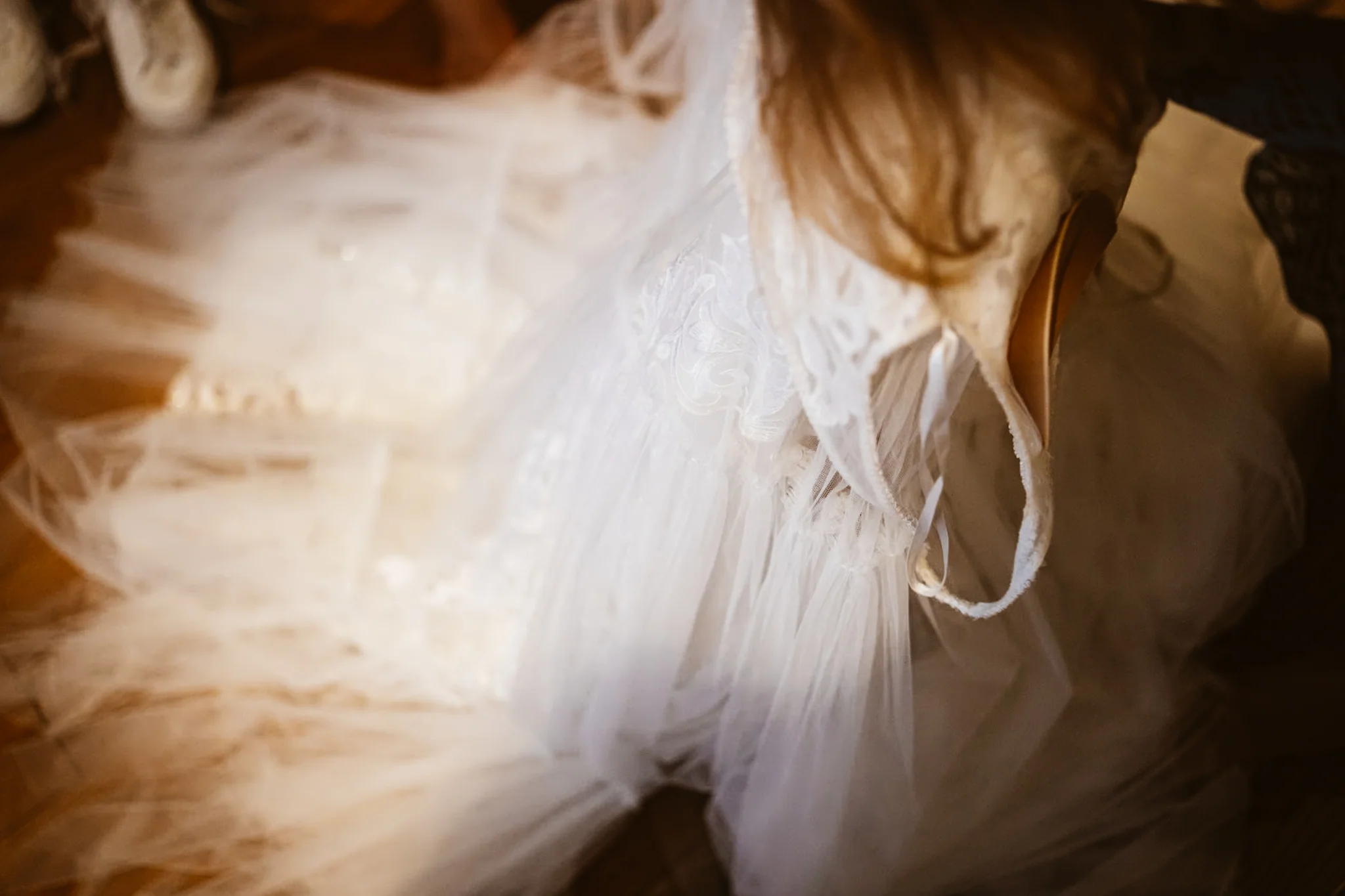 Nahes Detail von Kleid und Schleier