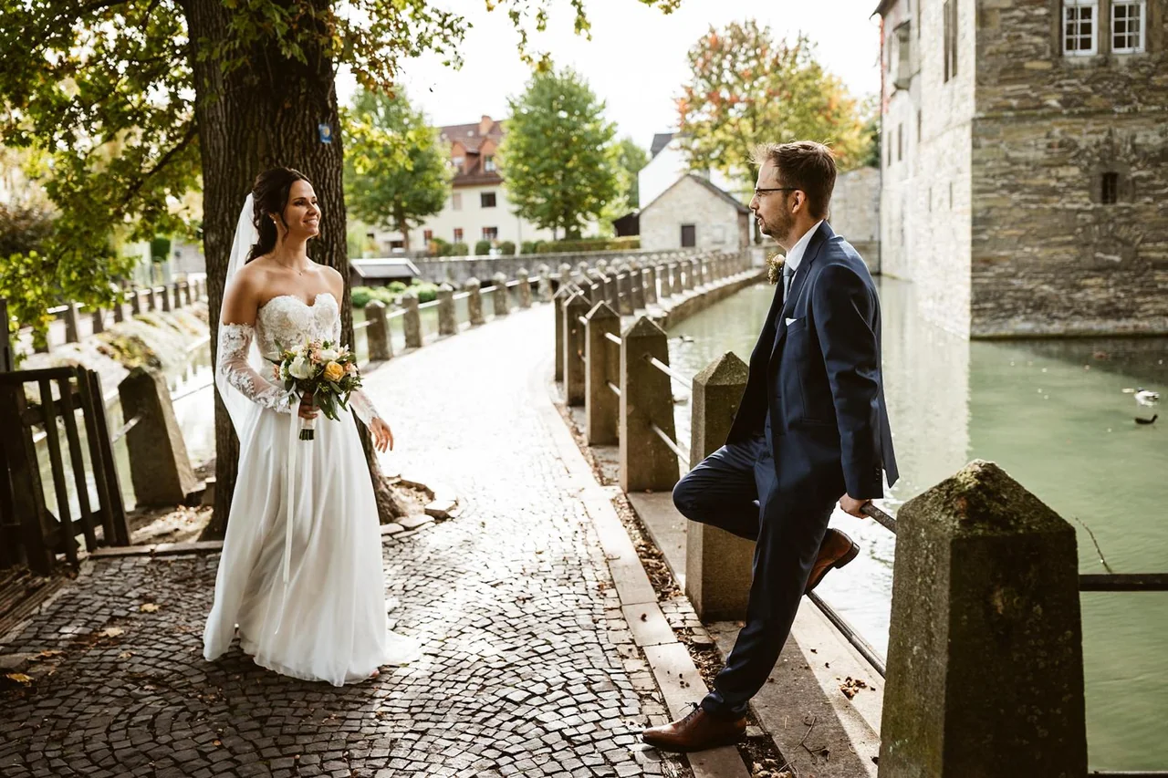 Michelle und Dominic gemeinsam draußen am Schloss Erwitte
