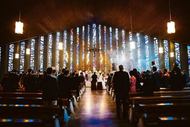 Innenraum einer Kirche mit Hochzeitsgästen