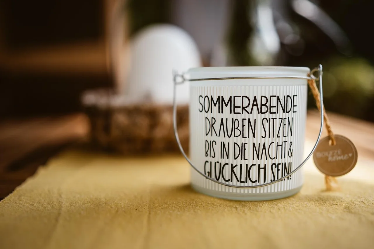 Eine persönliche Tasse gehört zum ruhigen Hochzeitsmorgen