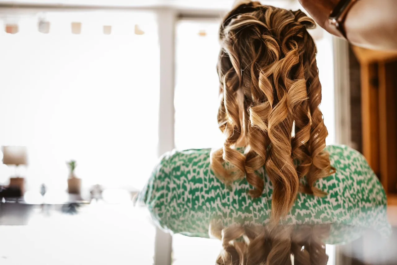 Die Braut lässt sich am Morgen die Haare machen