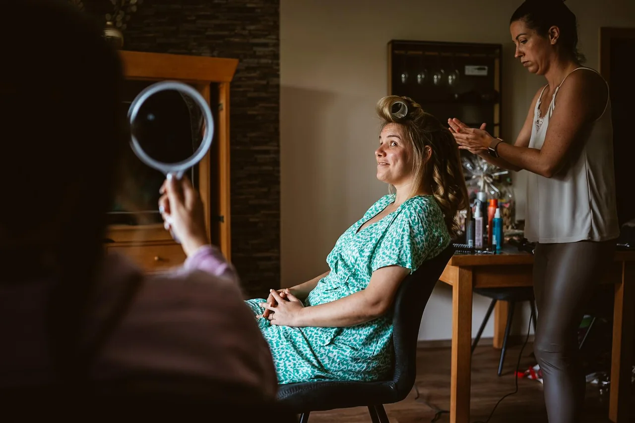 Die Braut lacht entspannt beim Styling