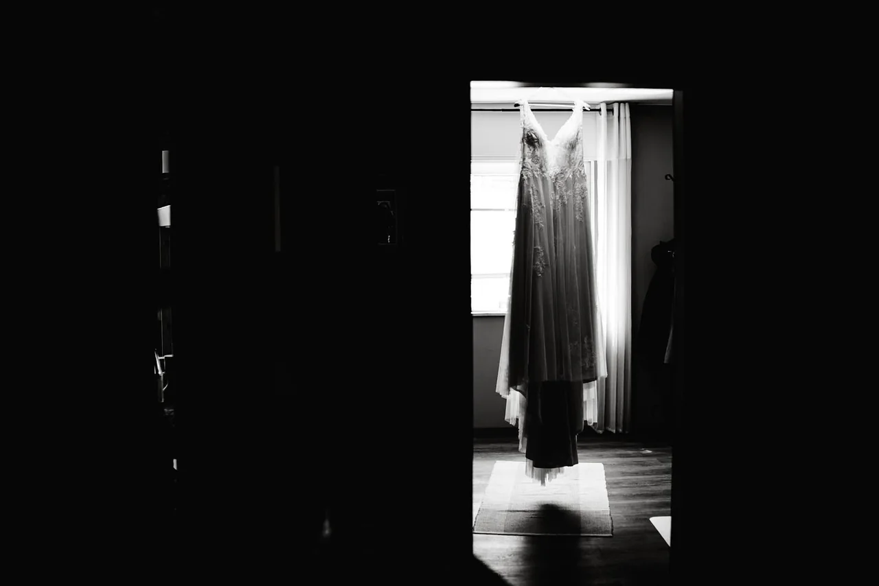 Das Brautkleid leuchtet in der offenen Tür