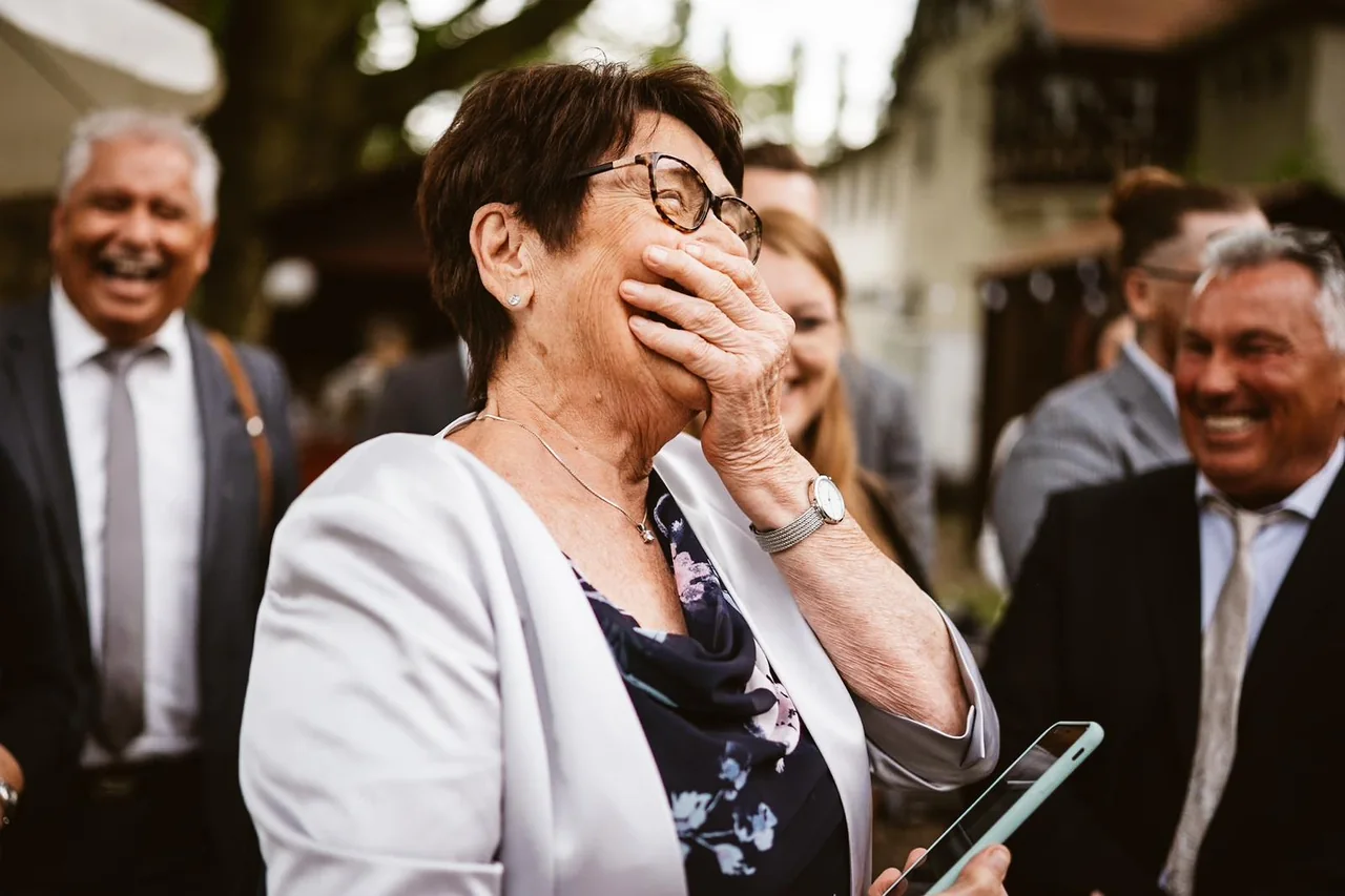 Die Oma ist überrascht, dass Marc ihre Freude fotografiert