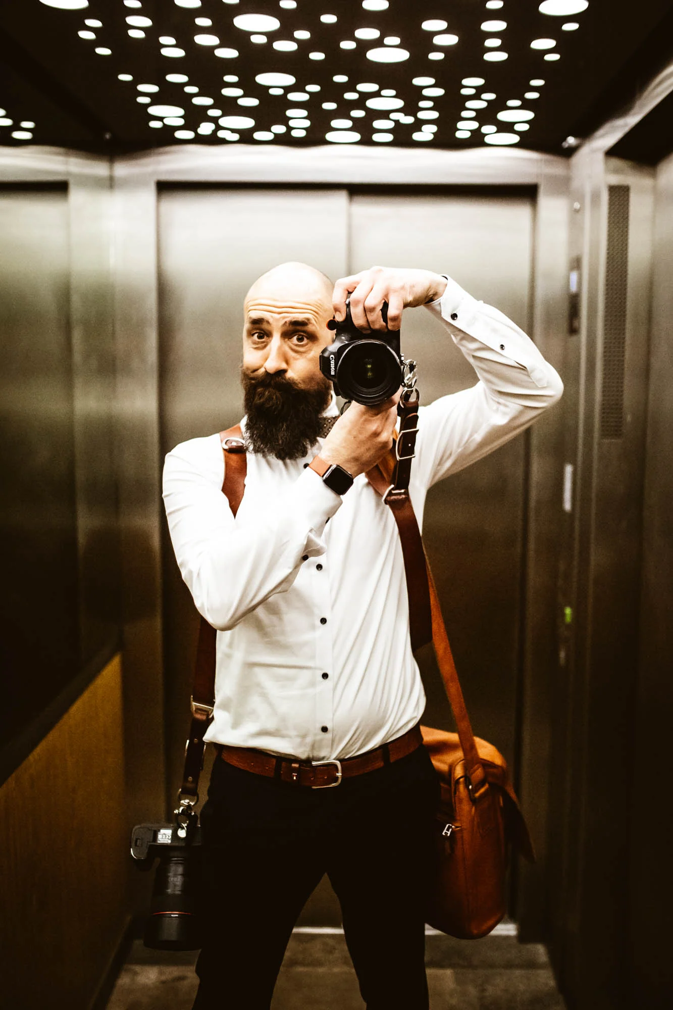 Marc fotografiert sich in einem Aufzugspiegel mit der Kamera
