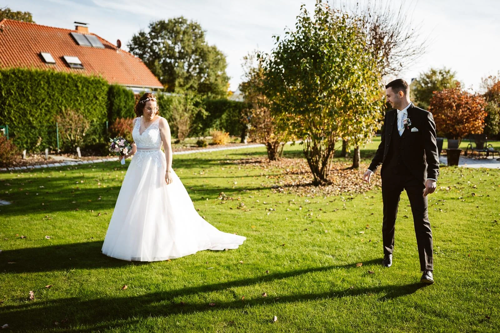 Ricarda und Alex kurz vor dem First Look im Garten