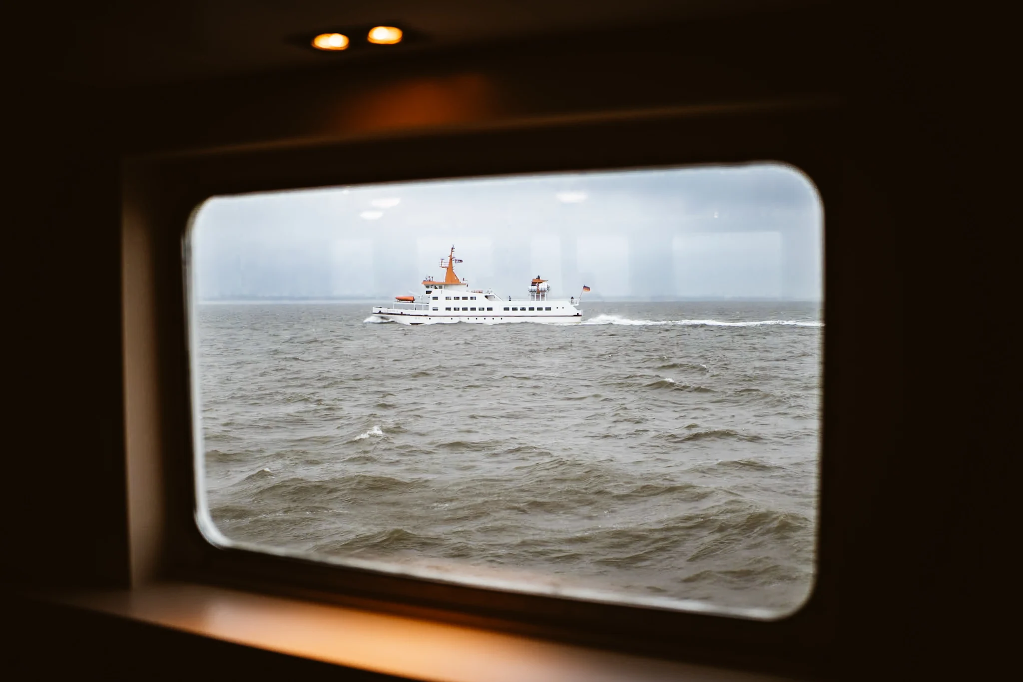 Blick von der Fähre auf das Wasser vor Langeoog